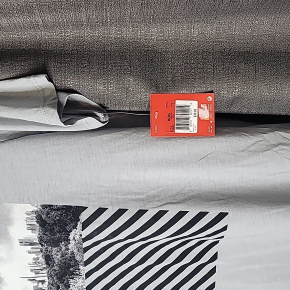 Nike Mens Large Track and Field Grey Cityscape Skyline Tshirt - Picture 4 of 6
